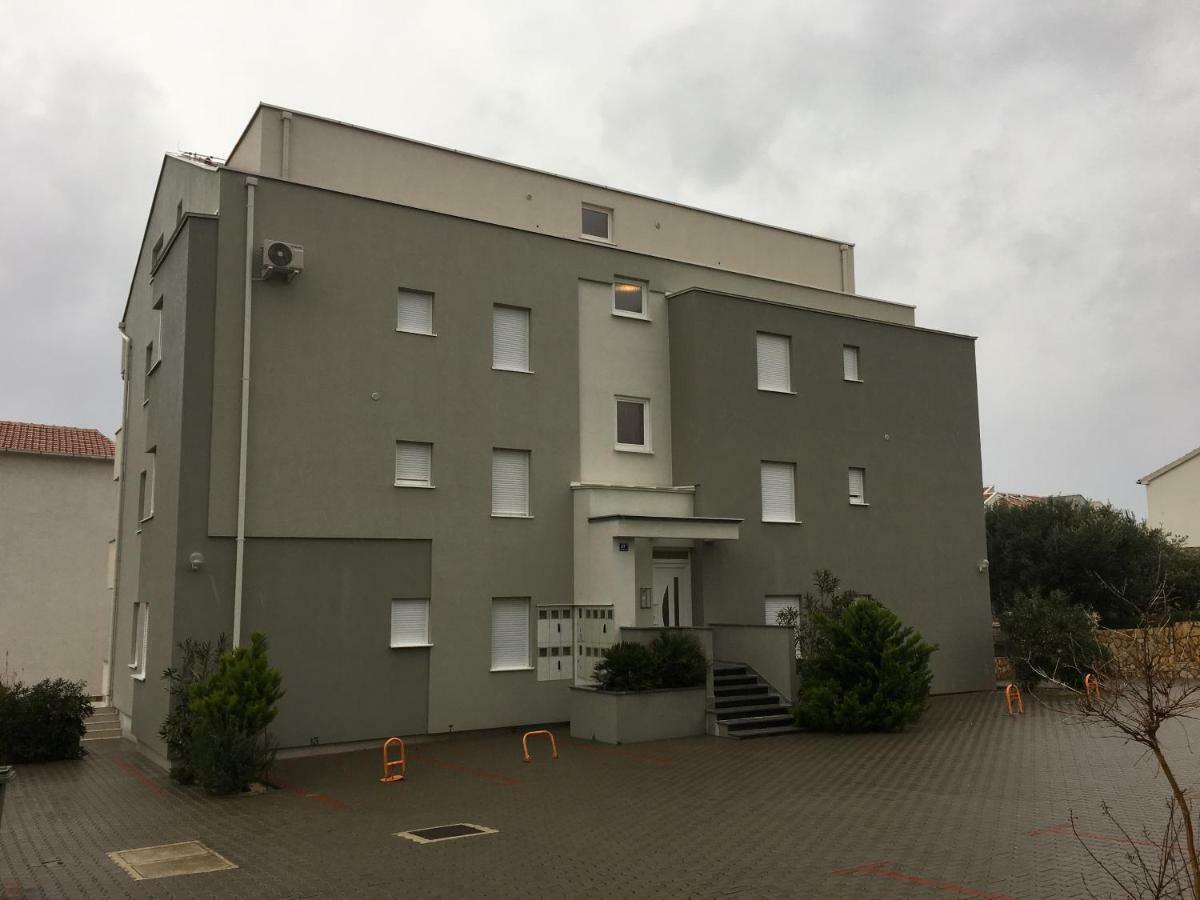 Apartment Tihana Novalja Exterior foto